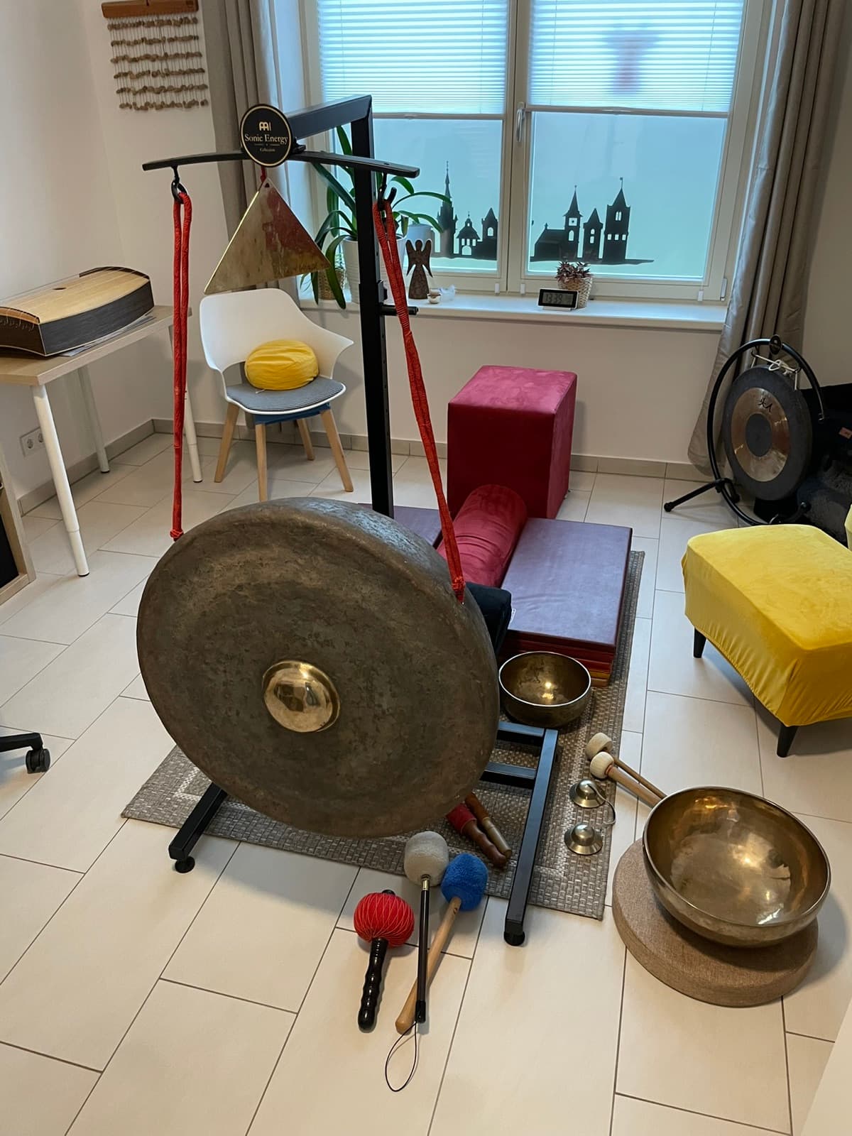 Klangraum mit Gong und Klangschalen für persönliche Termine in Bernau
