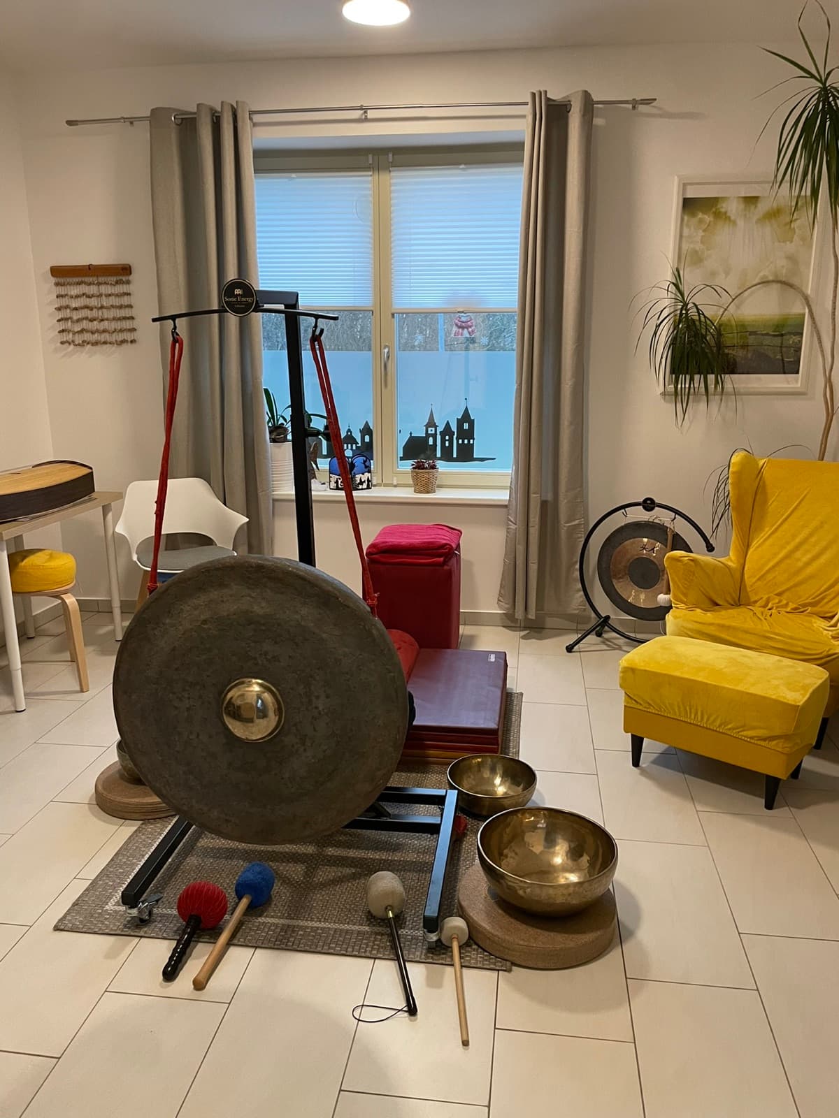 Großer Gong und Klangschalen im Klangraum für eine persönliche Klangsession in Bernau
