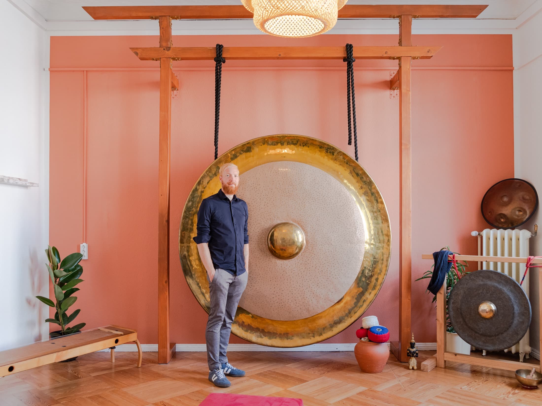 Paul Bratfisch vor einem großen Gong im Klangraum in Bernau